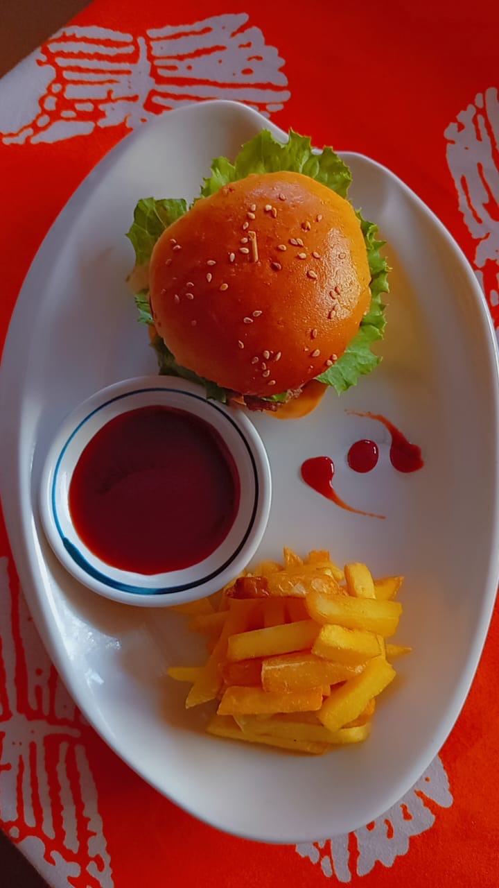 Burger spécial avec frites