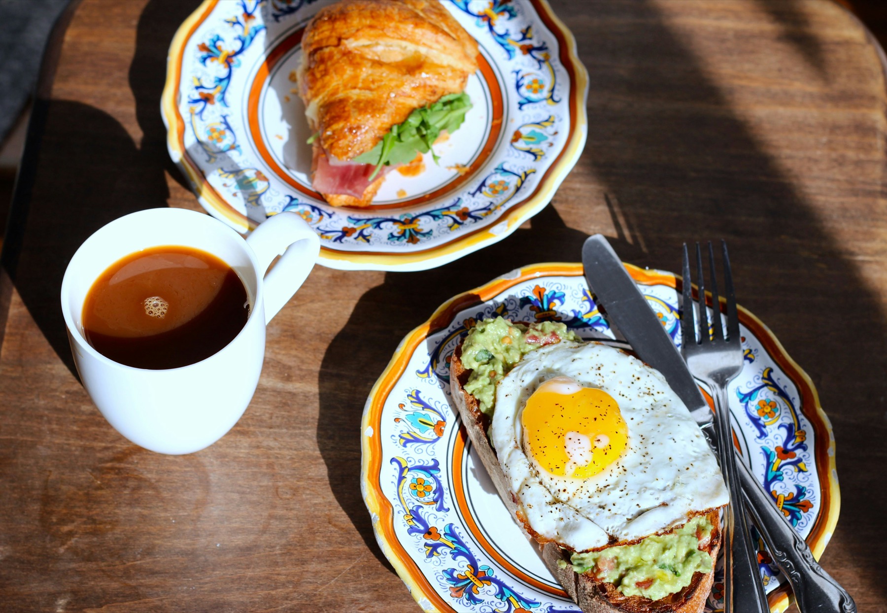 Croissant, œuf et boisson chaude